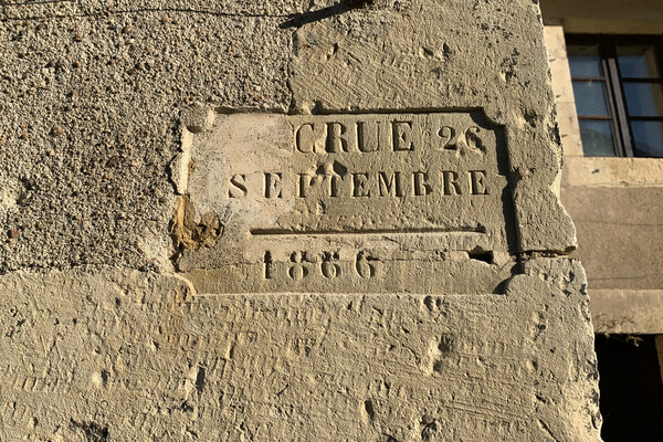 Les marques de crues centennales gravées sur la maison des mariniers